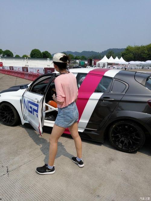 国产跑车视频女生跳舞,青春活力女生热舞风采