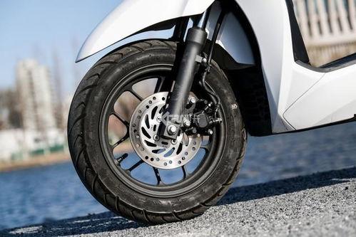 国产lead125试驾视频,畅享速度与激情的驾驭体验